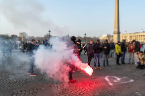 Manifestation sociale devant l'Obélisque de Louxor sur la place de la Concorde à Paris