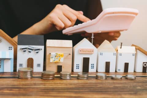 Personne utilisant sa calculette pour calculer son crédit immobilier