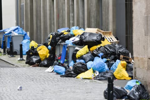 Un tas d'ordures dans une rue de Nantes
