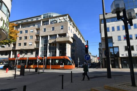 Tramway dans une rue du Mans
