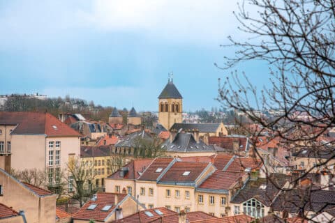 Vue depuis une rue du centre-ville de Metz