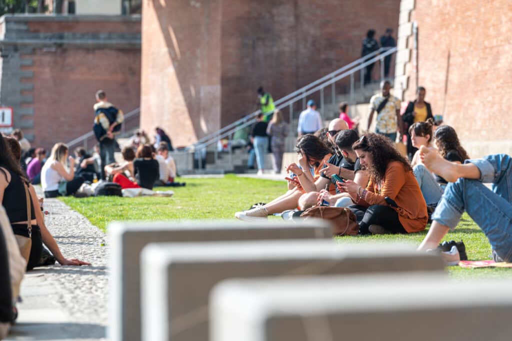 Panorama de la promenade sur la Garonne par une journée ensoleillée à Toulouse