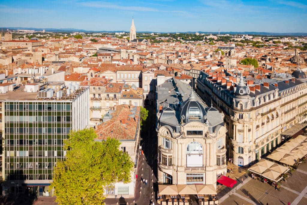 Vue en hauteur de la place de la comédie dans la ville de Montpellier