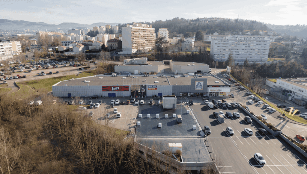 Vue du bâtiment commercial de Saint-Priest-en-Jarez