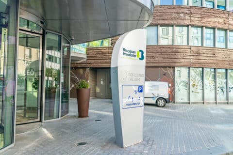 Enseigne Bouygues Immobilier à l'entrée du siège social à Issy-les-Moulineaux