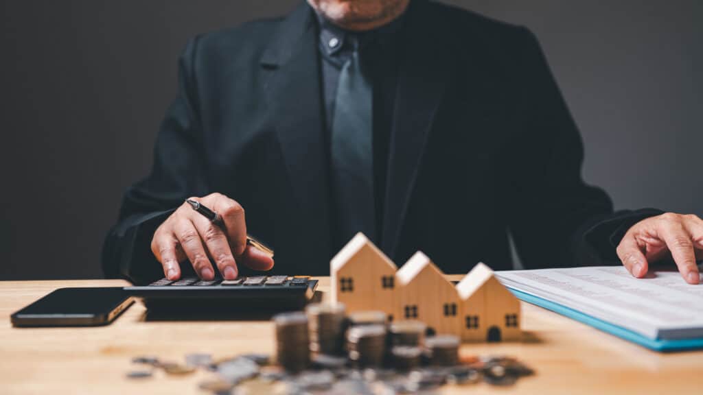 Conseiller bancaire calculant le crédit immobilier