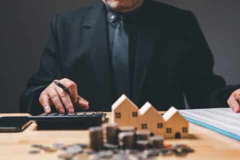 Conseiller bancaire calculant le crédit immobilier