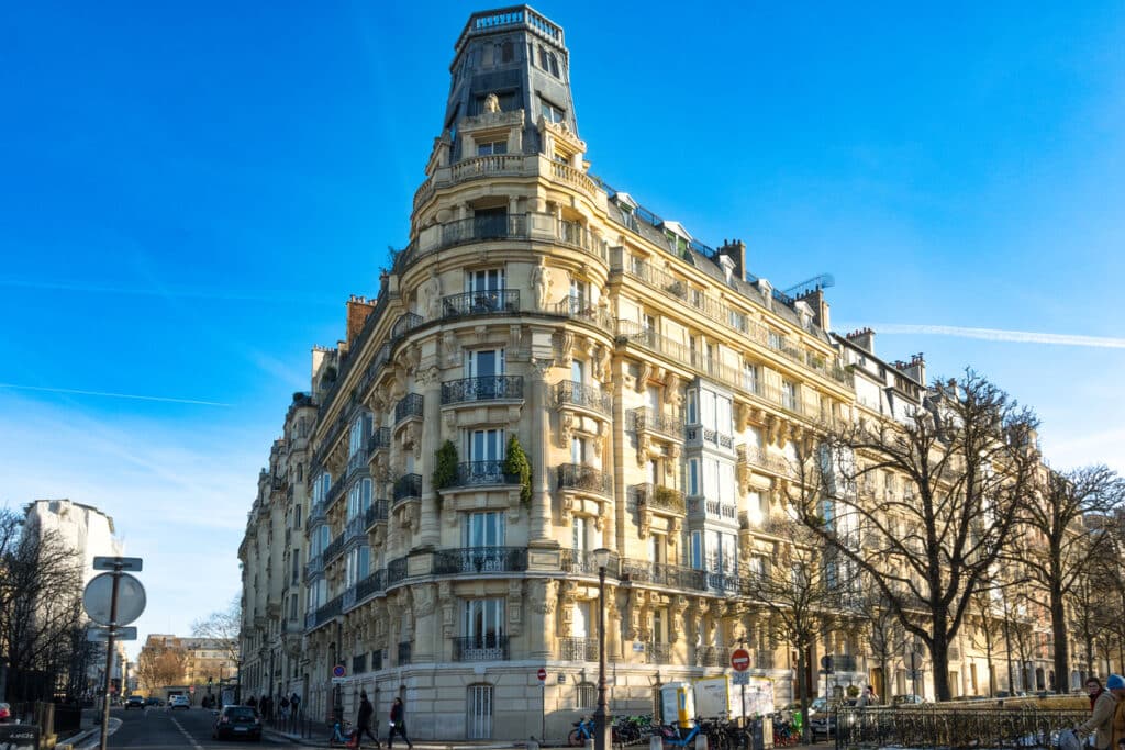 Architecture classique à Paris avec un ciel bleu
