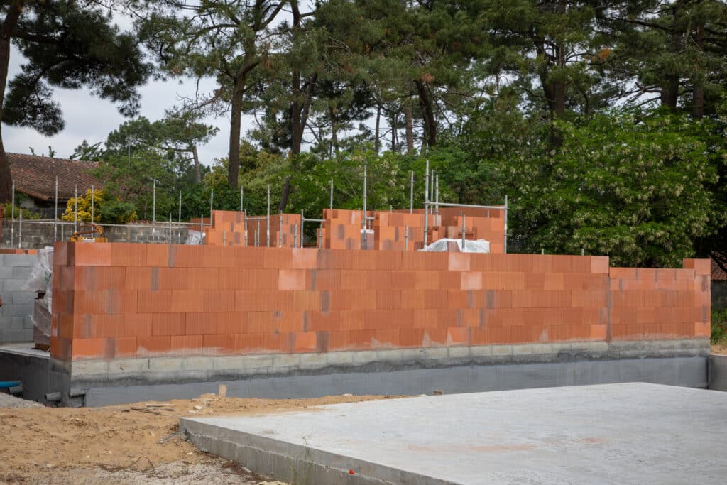 Chantier de construction de maison avec des murs de briques
