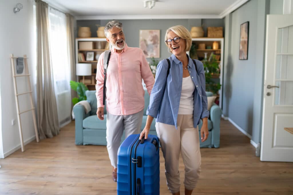 Couple senior partant pour des vacances en courte durée