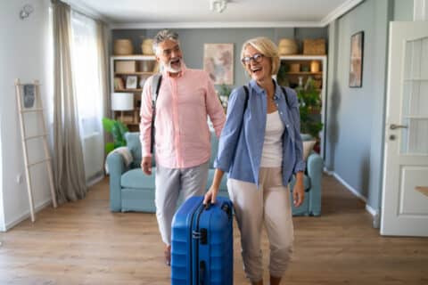 Couple senior partant pour des vacances en courte durée