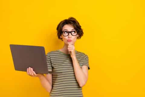 Femme indécise tenant son ordinateur portable