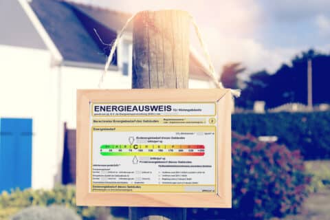 Panneau de Diagnostic de Performance Energétique devant une maison en Allemagne