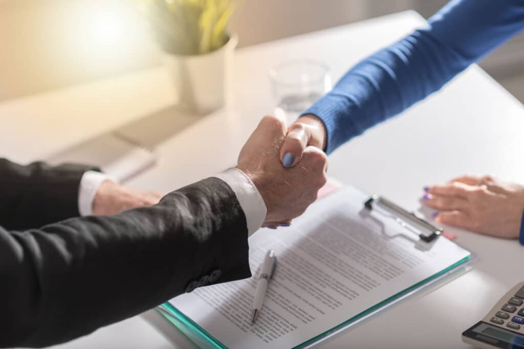 Accord de crédit avec la poignée de main en France