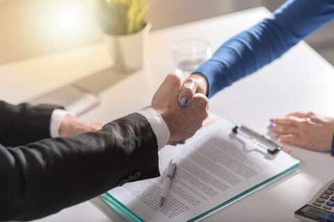 Accord de crédit avec la poignée de main en France