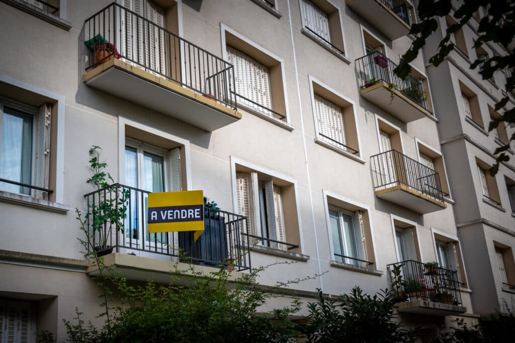 Panneau A vendre sur la façade d'un appartement dans un immeuble résidentiel