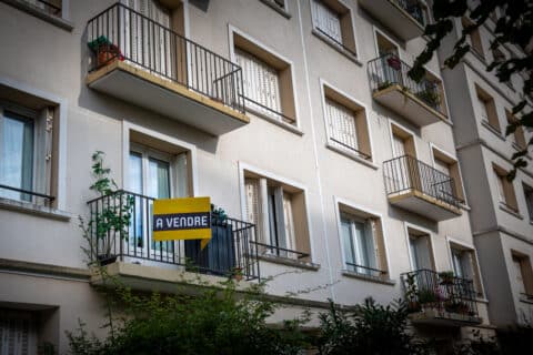 Panneau A vendre sur la façade d'un appartement dans un immeuble résidentiel