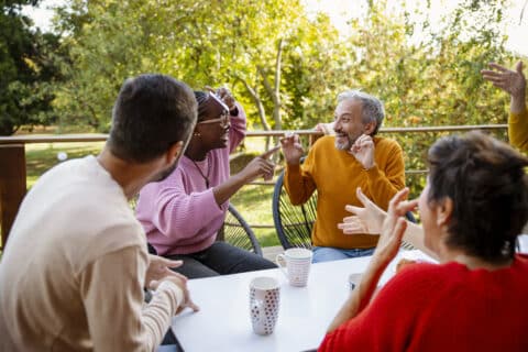 Personnes dans un groupe intergénérationnel jouent à un jeu