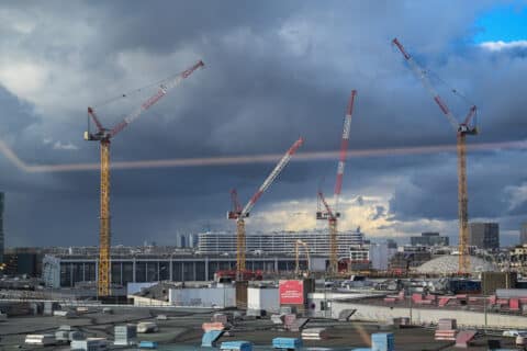 Site de construction immobilière avec des grues à Paris