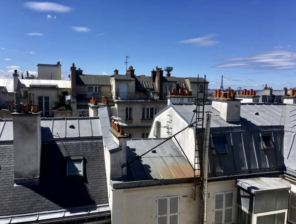 Vue sur les toits typiquement parisiens en zinc