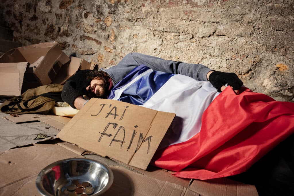 Homme sans-abri dormant dehors en France