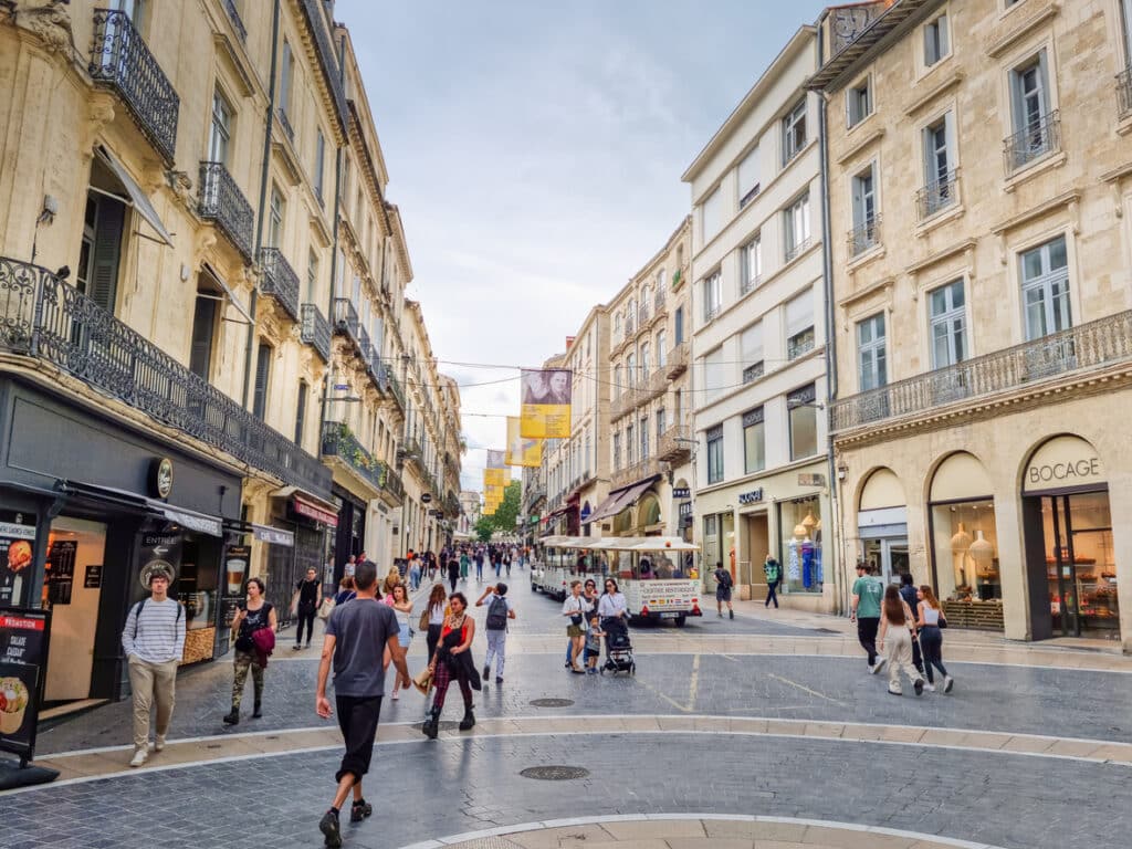 Personnes marchant dans le centre-ville de Montpellier