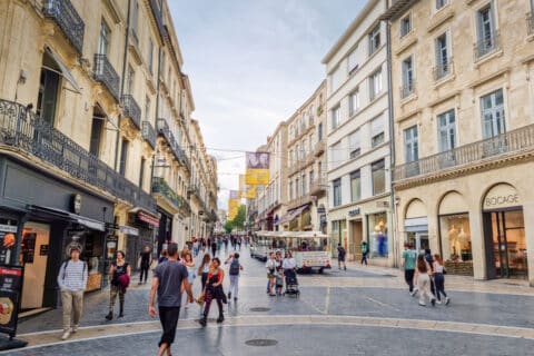 Personnes marchant dans le centre-ville de Montpellier