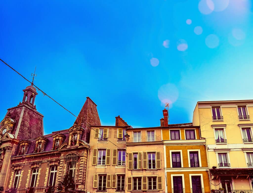 Vue sur la rue du centre-ville de Fontainebleau