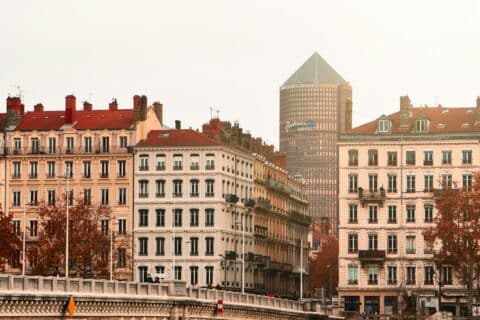 Le grand débat : Paris ou Lyon, qui accueille le mieux les touristes ?