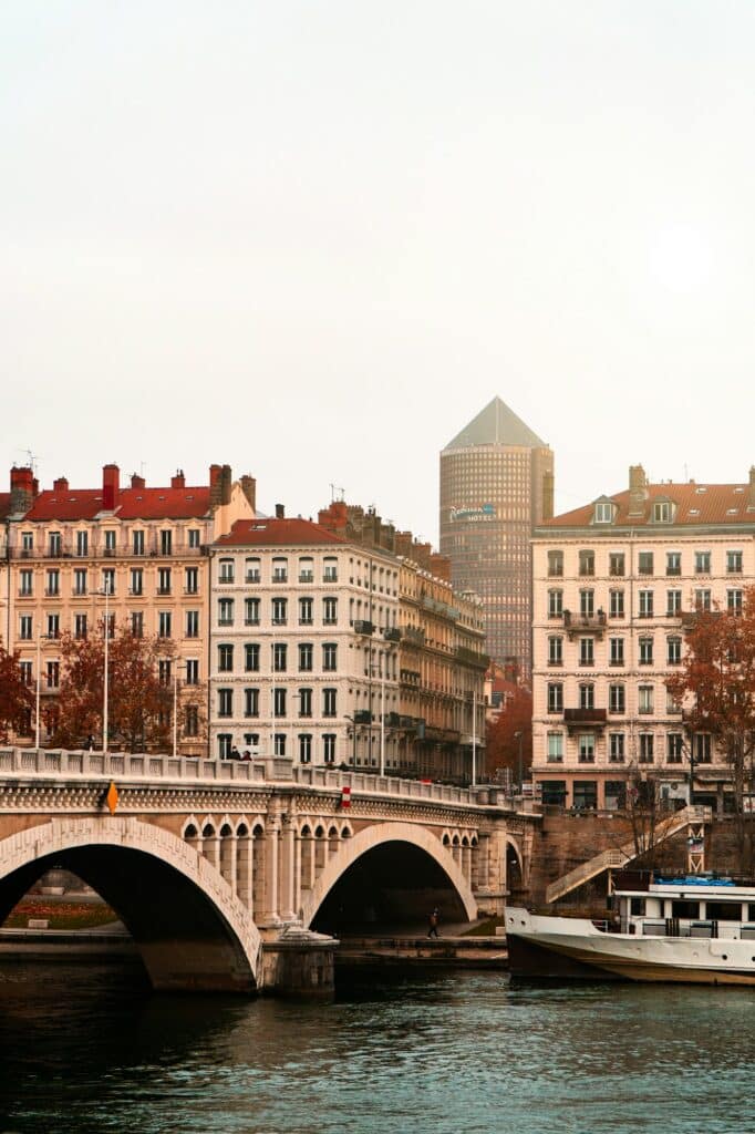 Le grand débat : Paris ou Lyon, qui accueille le mieux les touristes ?