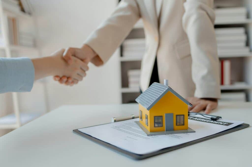 Faire appel à un courtier : avantages et frais expliqués