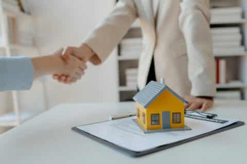 Faire appel à un courtier : avantages et frais expliqués