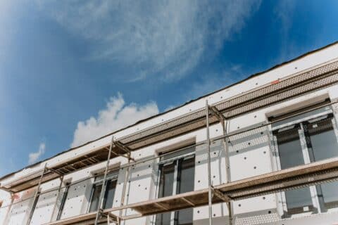 Comment le ravalement de façades valorise votre bien immobilier ? 