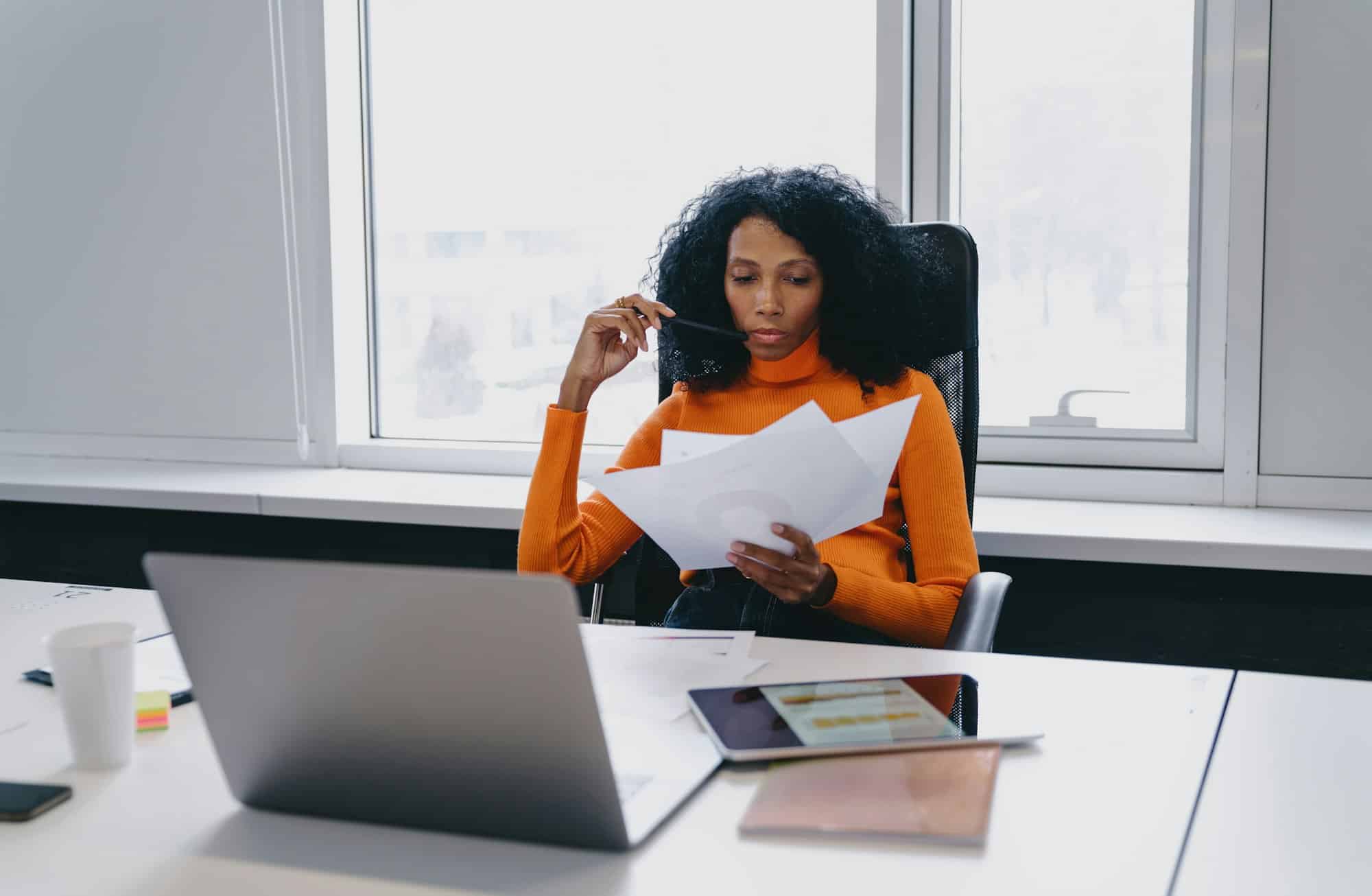 Analyste financier analytique évaluant de manière critique un rapport financier