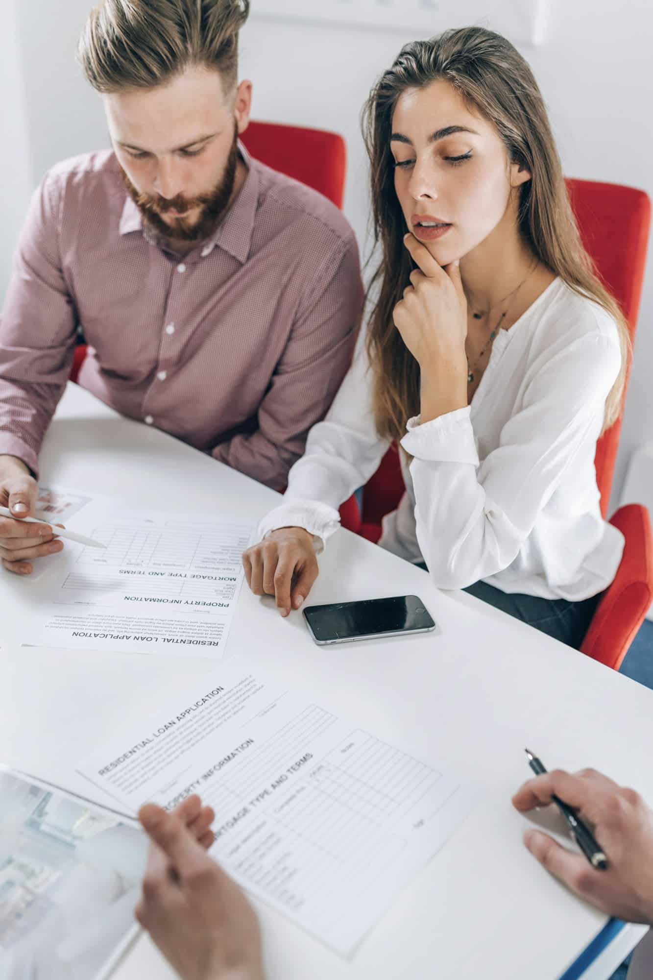 Couple signant un contrat hypothécaire