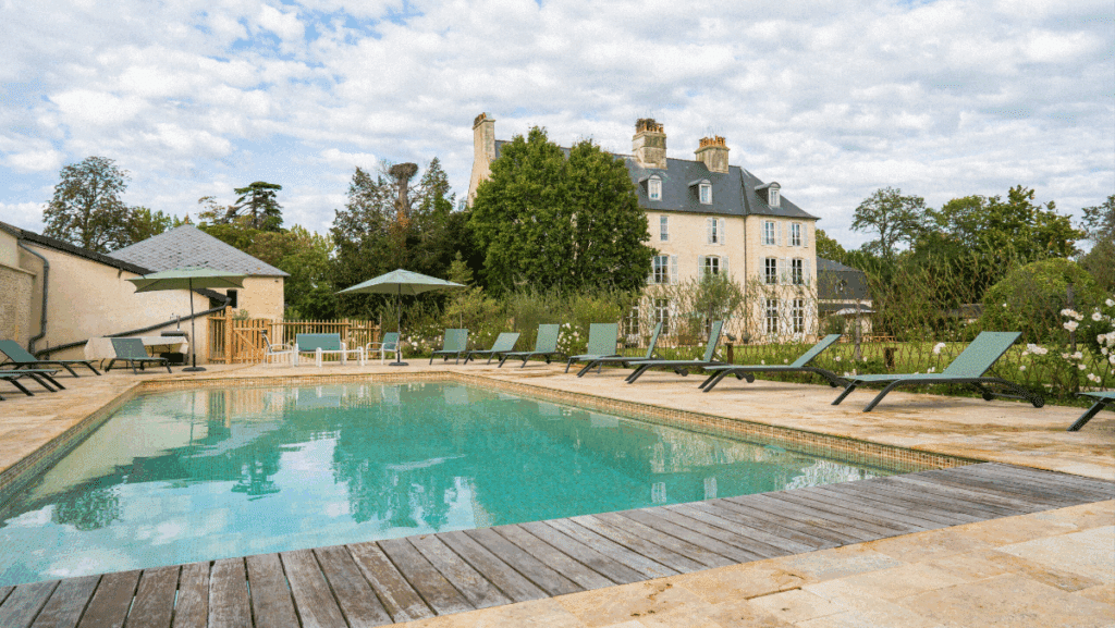 Jacques Perrin s'offre un domaine de rêve en Normandie avec piscine et garage à ULM !