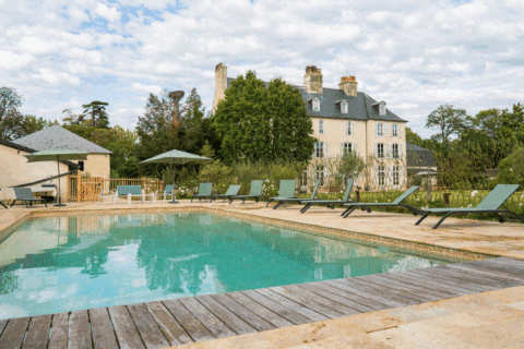 Jacques Perrin s'offre un domaine de rêve en Normandie avec piscine et garage à ULM !