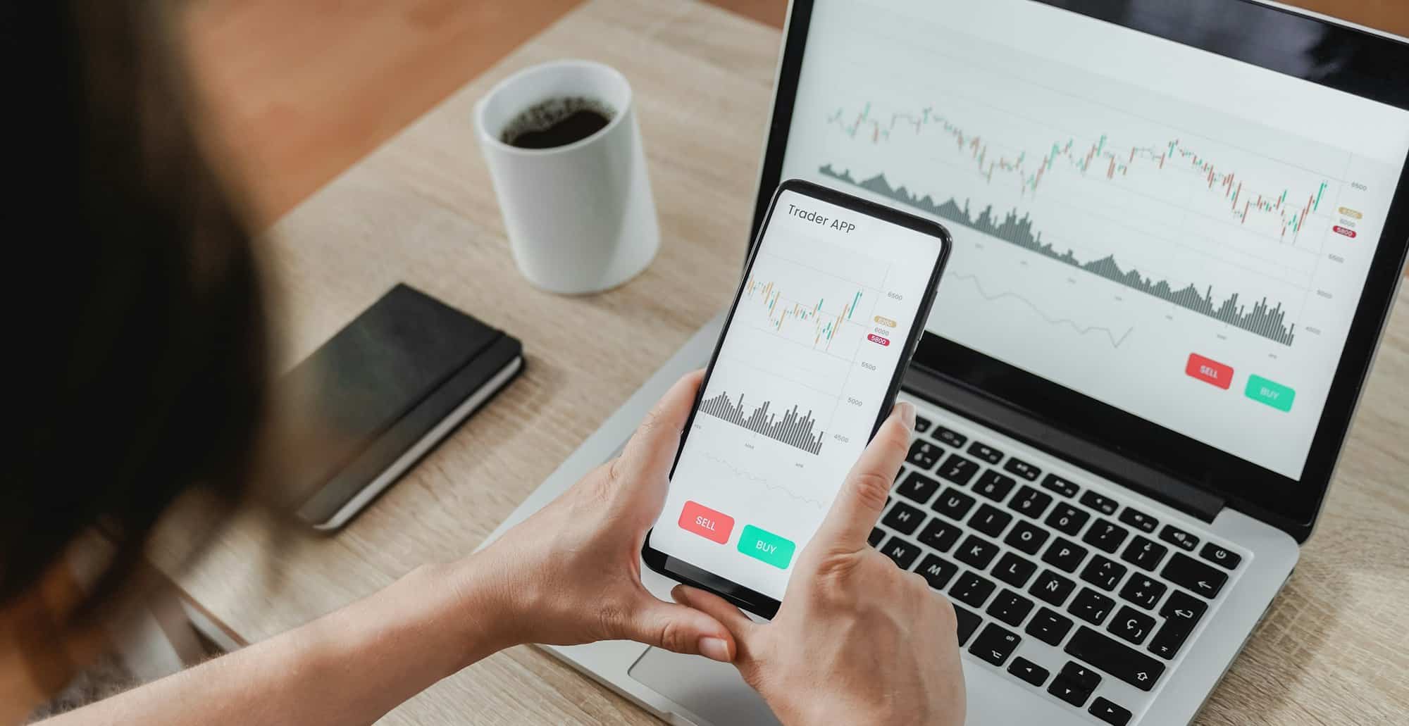 Trader Forex utilisant l'application de téléphonie mobile Crypto Exchange pour l'investissement et l'analyse boursière