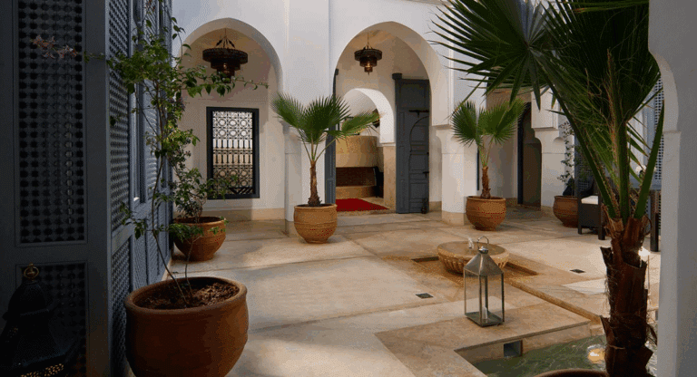 Vivre comme Gérard Lanvin : Découvrez le charme de Marrakech - Actual Immo  - novembre 2025