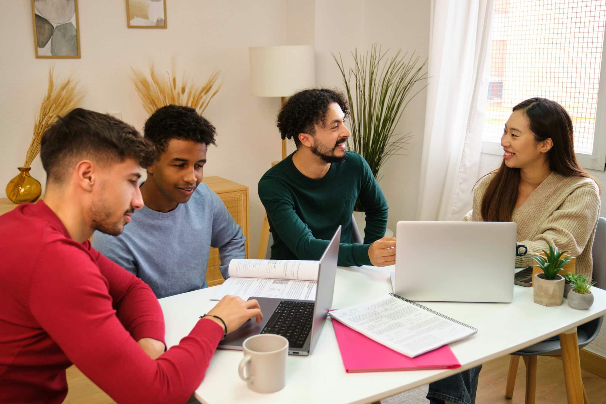 Groupe de collègues universitaires étudiant ensemble dans une maison d'étudiants partagée.
