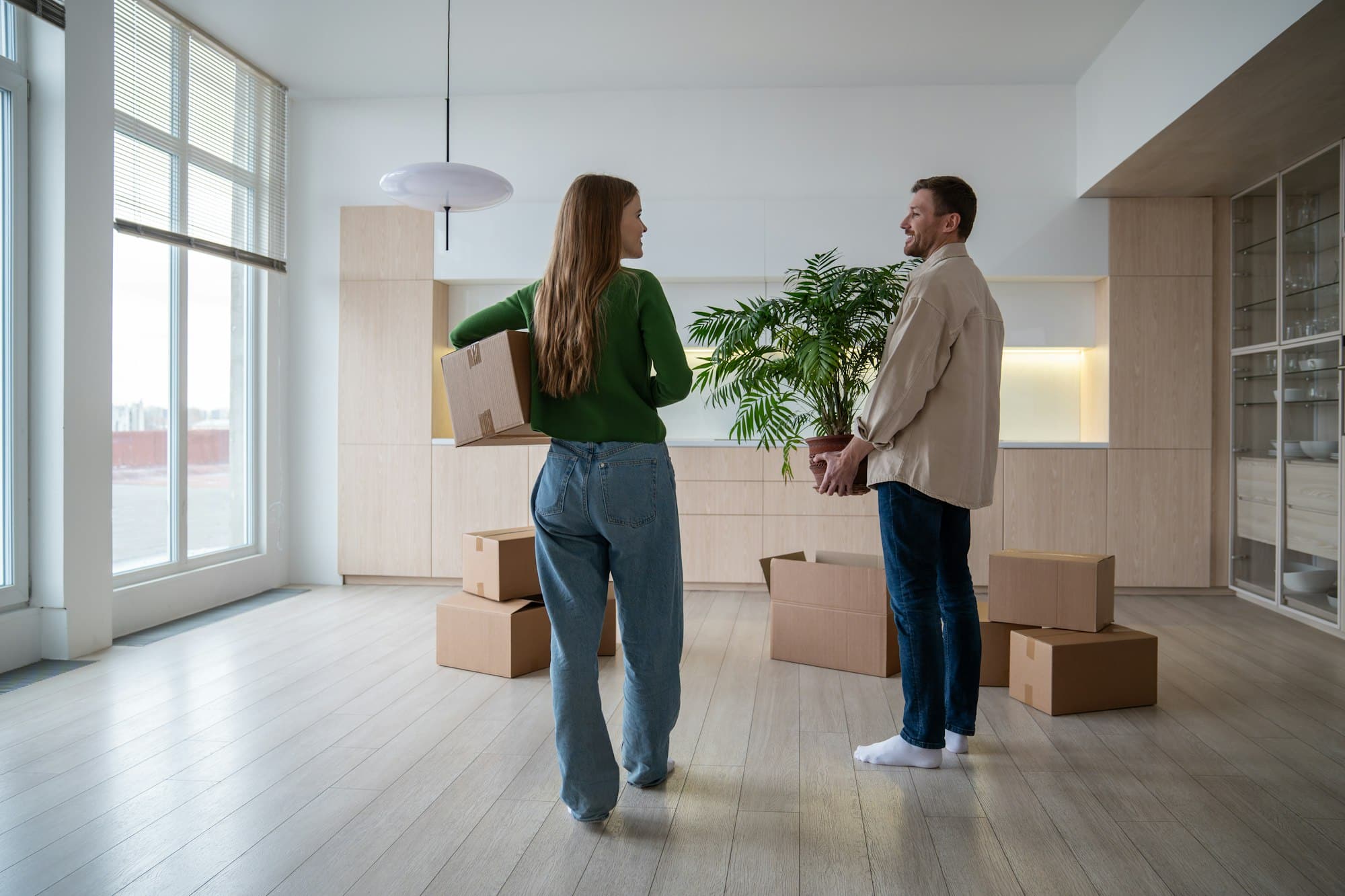 Famille heureuse emménageant dans un nouvel appartement