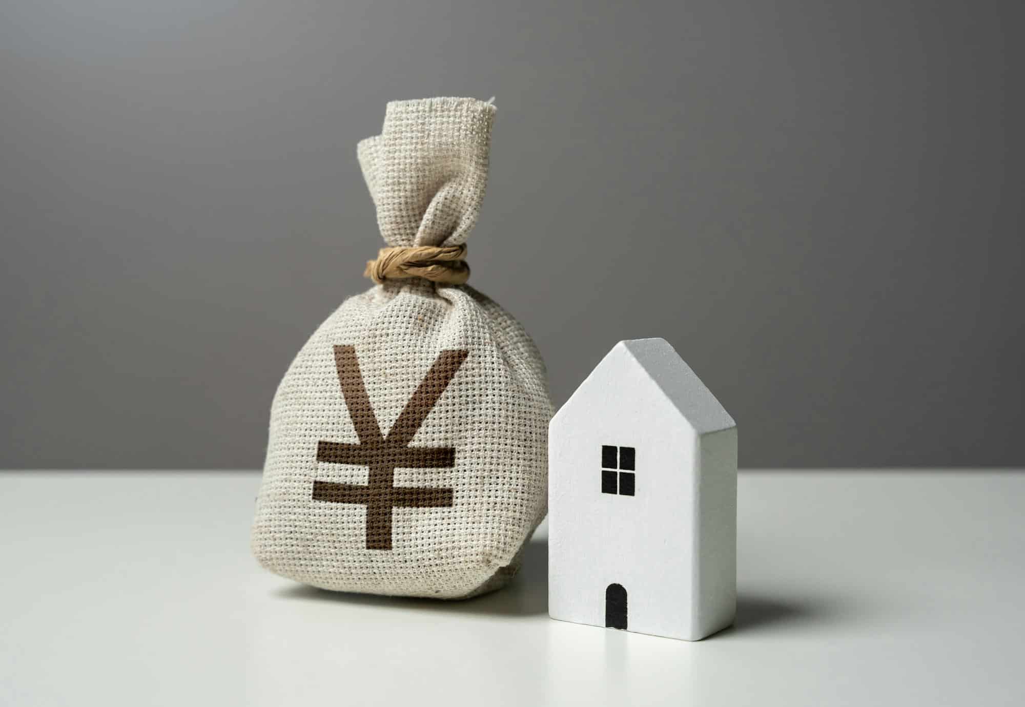 Maison et sac d'argent en yuan chinois