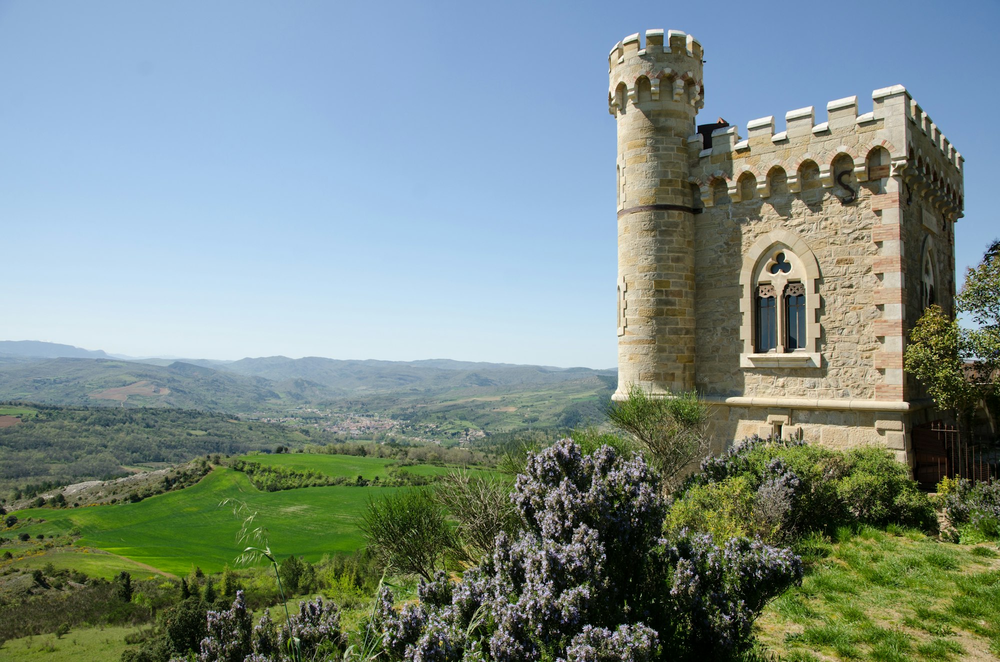 Tour Magdala devant un pré vert à Rennes-le-Château, France