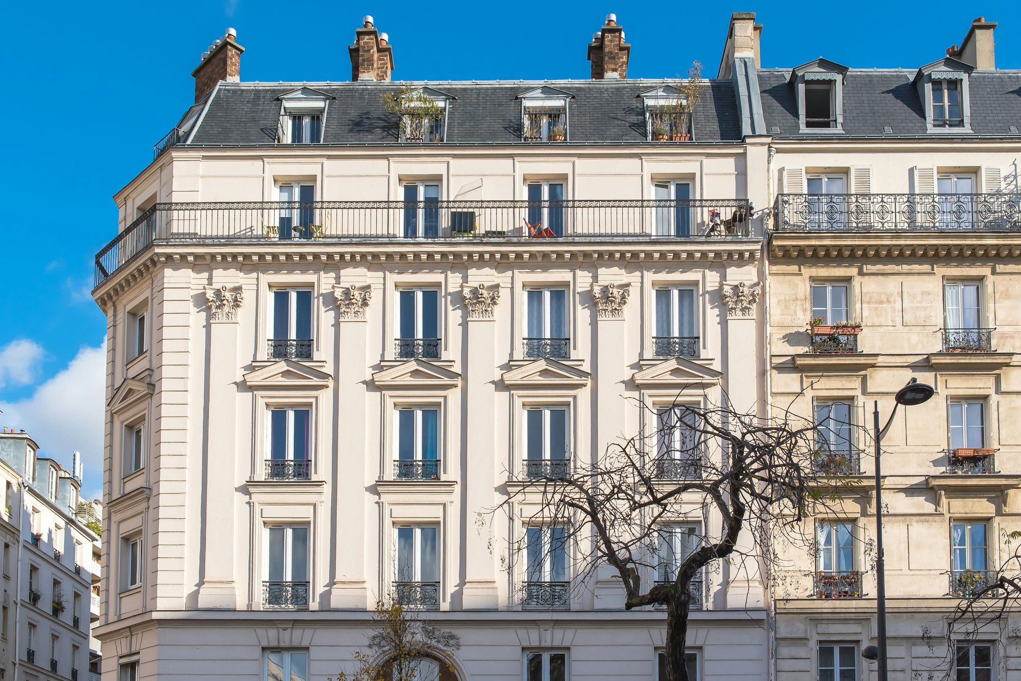 Paris, façade et fenêtres typiques