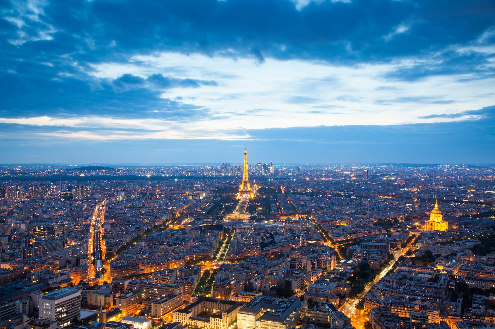 Paris avec la Tour Eiffel au coucher du soleil