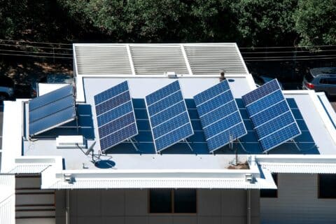 Comment les panneaux photovoltaïques augmentent la valeur immobilière ? 