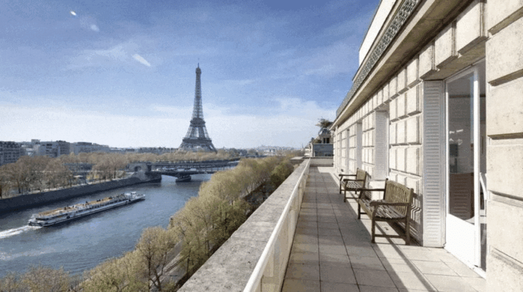 Découverte de l'appartement parisien d'Alain Delon