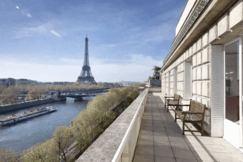 Découverte de l'appartement parisien d'Alain Delon