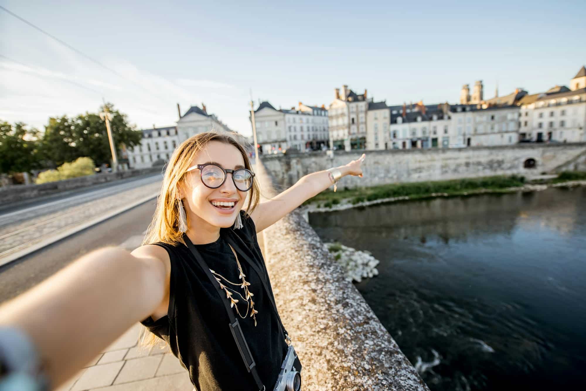 Femme voyageant à Orléans, France