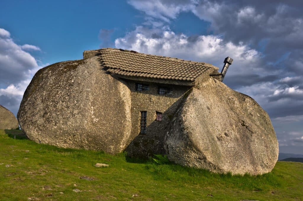 INSOLITE : La maison au Portugal construite entre quatre rochers